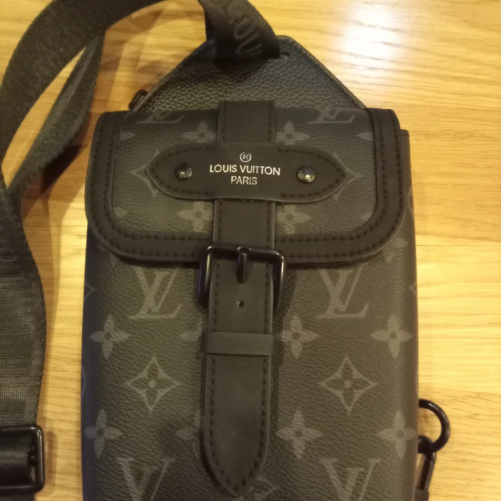 Louis Vuitton Black Monogram Men's Bag - Picture 2 of 7